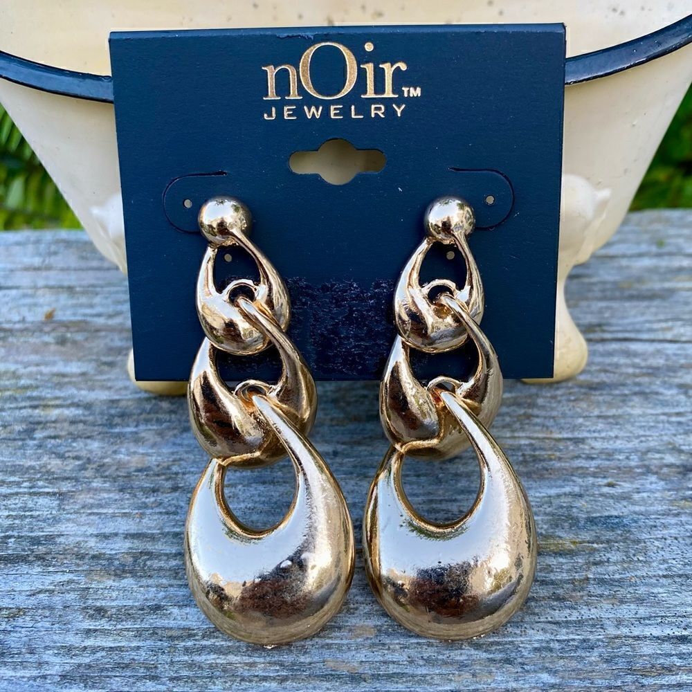 Noir Jewelry Gold Interlocking Oval Post Earrings. NWOT